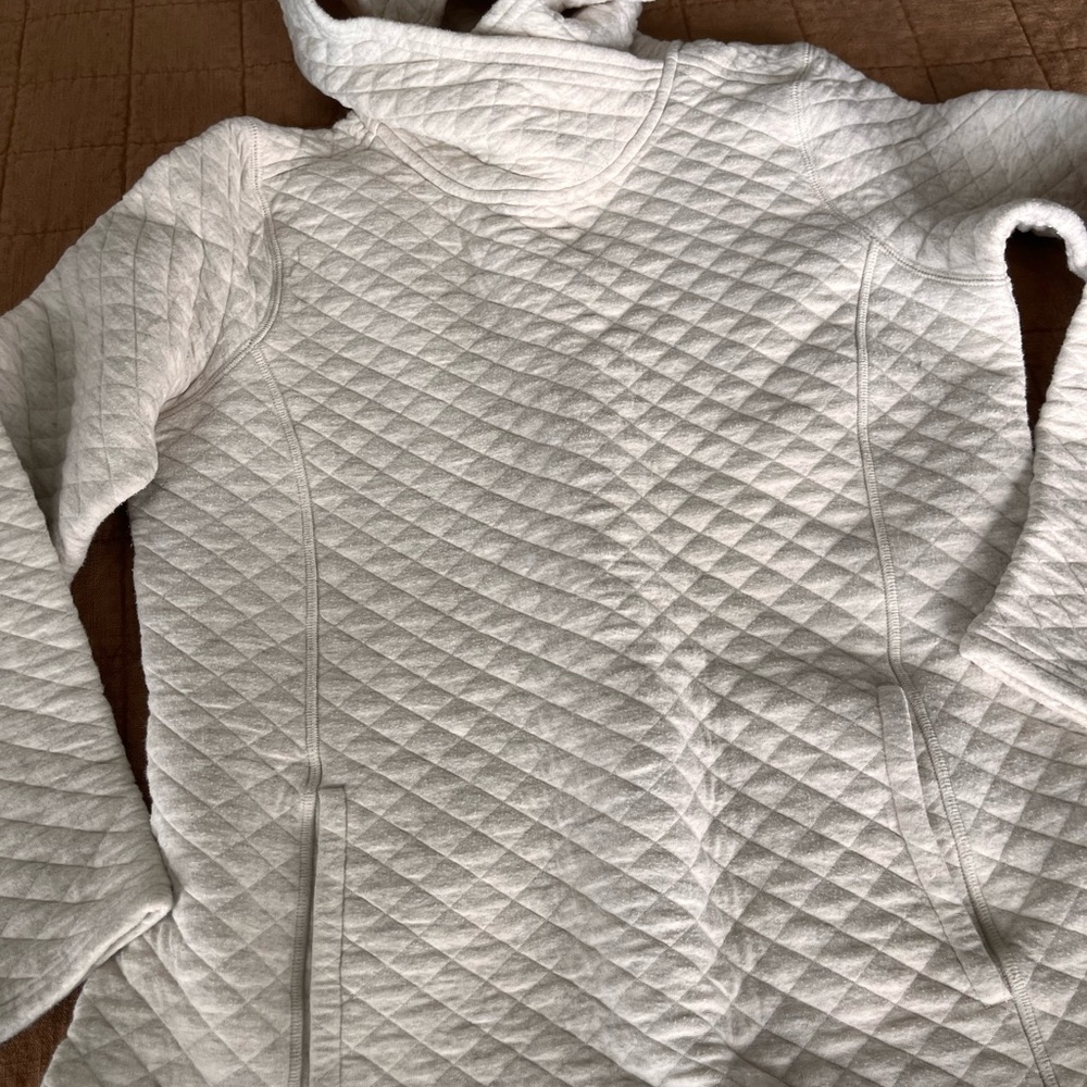 Duluth Trading Co Cream Quilted Sweatshirt